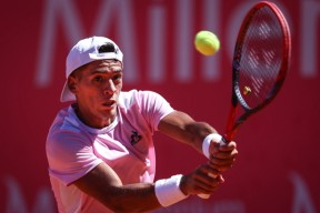 开云体育-包含纳达尔回归赛场，惊险取胜首场状态亮眼，巴塞罗那观众沸腾！的词条